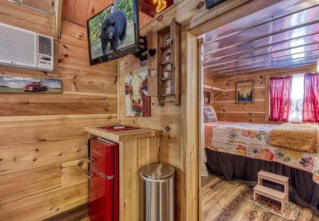 The Tiny Barn, 1089 Free Tickets Each Paid Day, Dollywood And More Sevierville Exterior photo