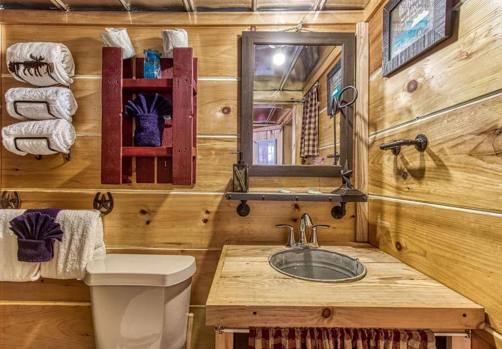 The Tiny Barn, 1089 Free Tickets Each Paid Day, Dollywood And More Sevierville Exterior photo