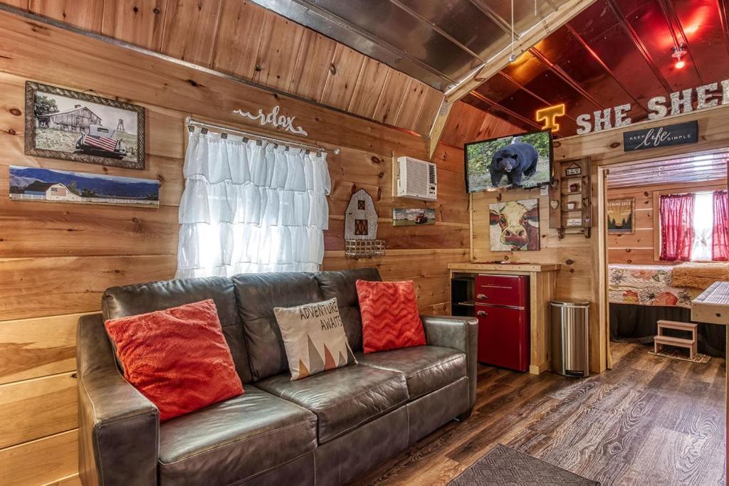 The Tiny Barn, 1089 Free Tickets Each Paid Day, Dollywood And More Sevierville Exterior photo