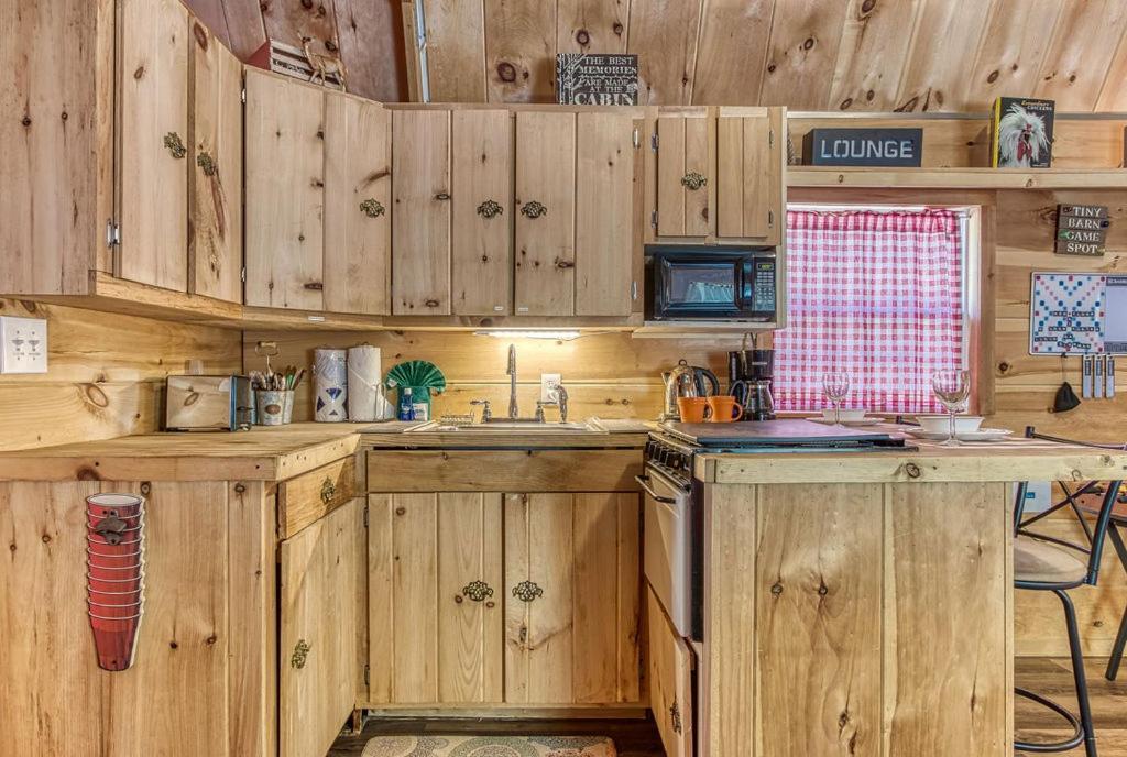 The Tiny Barn, 1089 Free Tickets Each Paid Day, Dollywood And More Sevierville Exterior photo